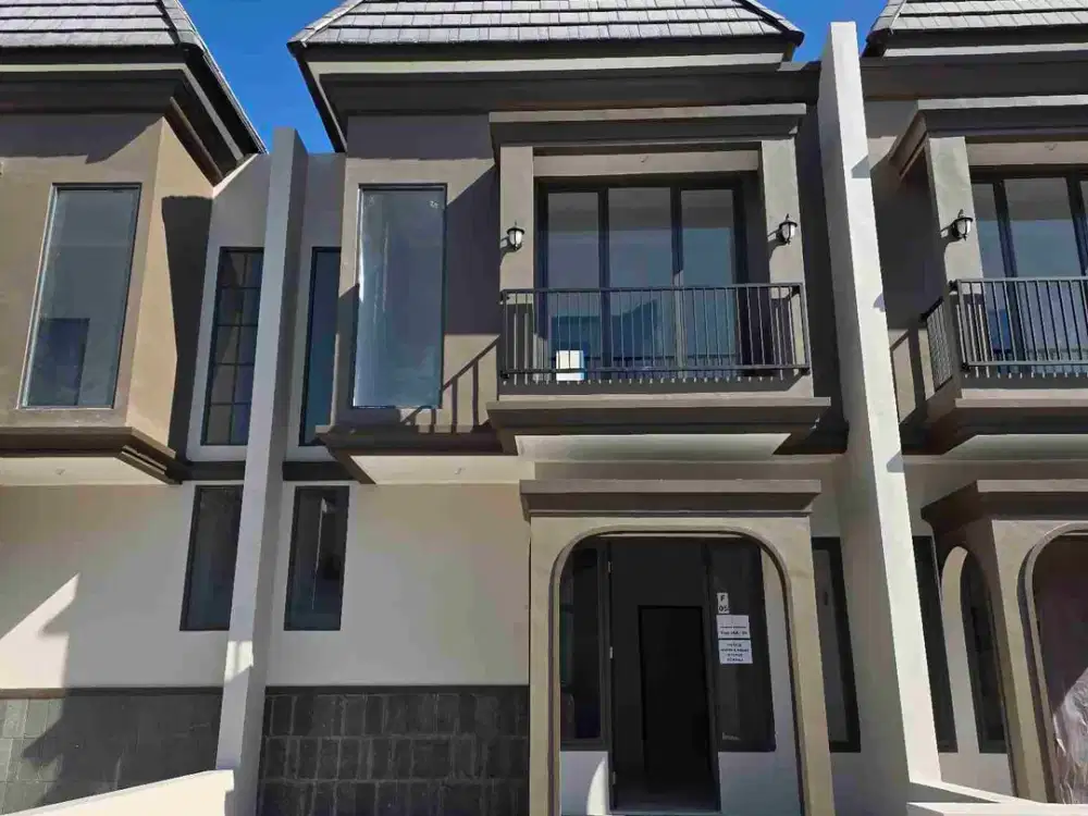 Rumah American Style 700jtan, Surabaya Timur