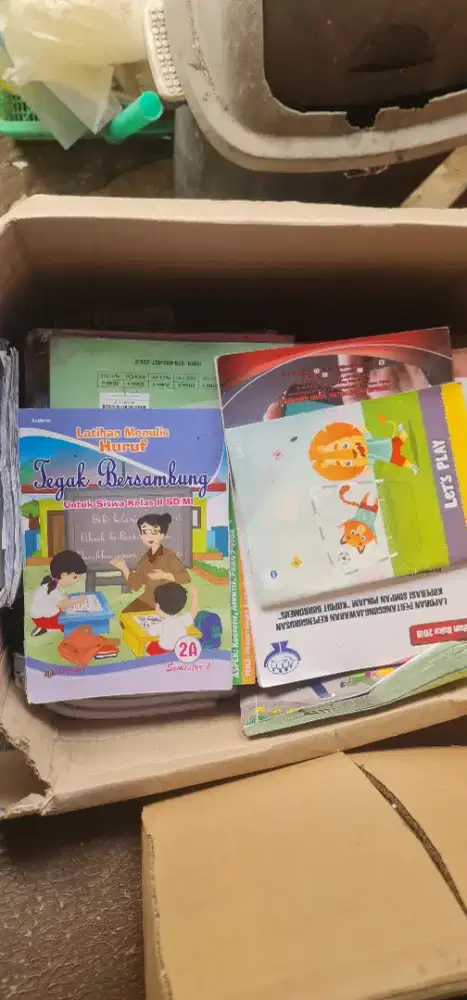 Buku pelajaran SD bekas ada 2 dus silahkan ambil gratis