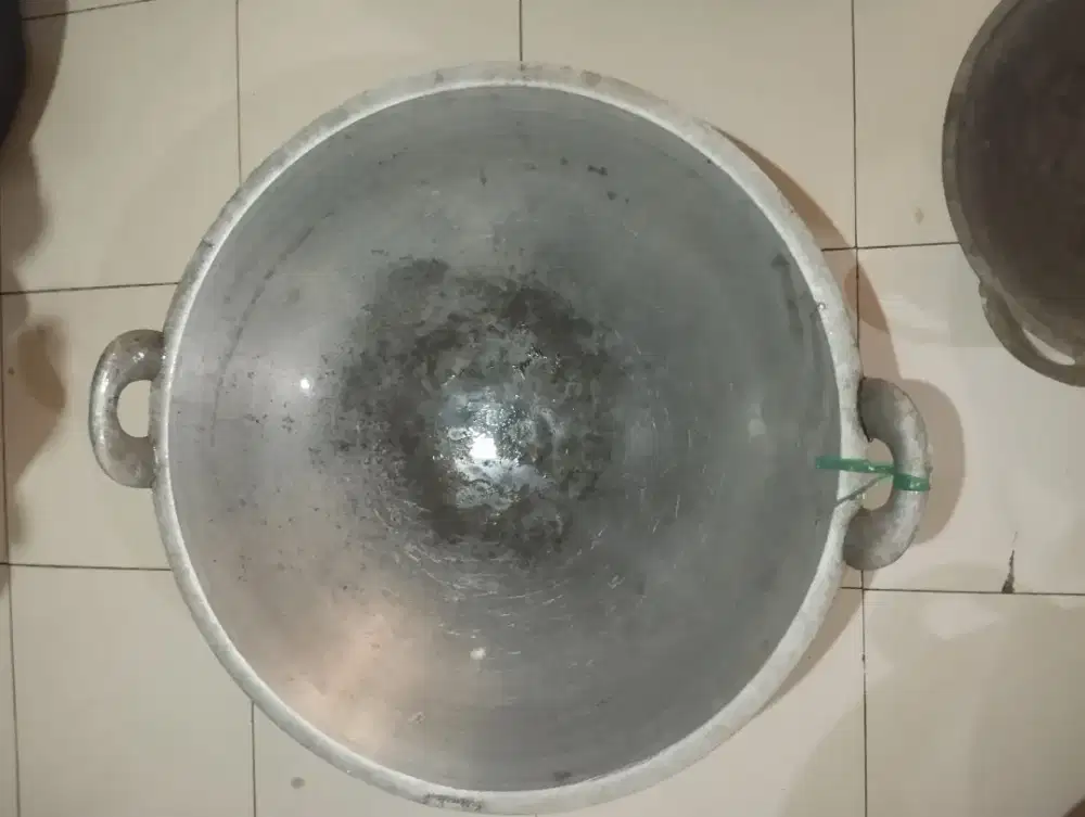 1 Paket Wajan  ada 4 yaitu 3 Jumbo & 1 Sedang  Murah Berkualitas