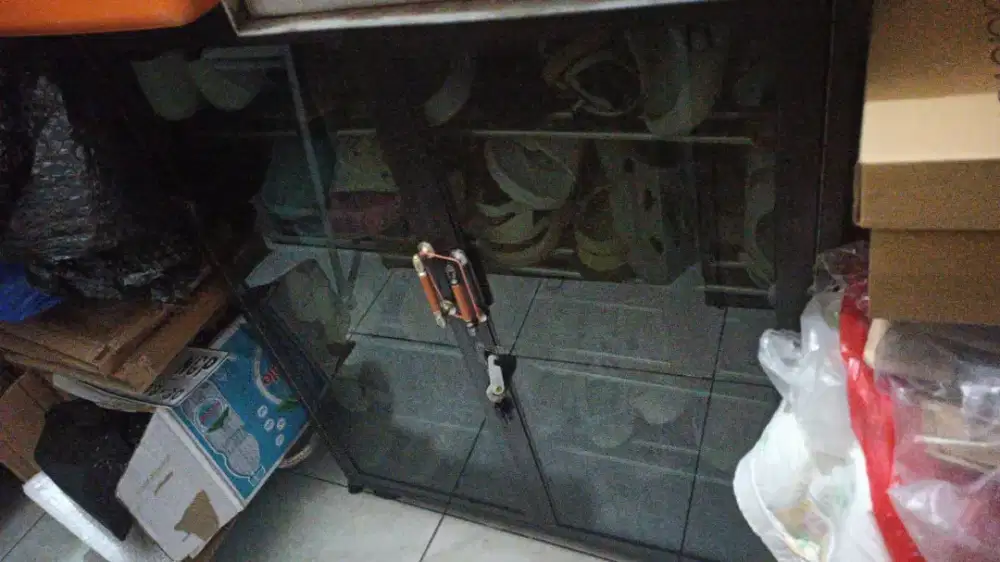 Lemari sepatu aluminium kaca