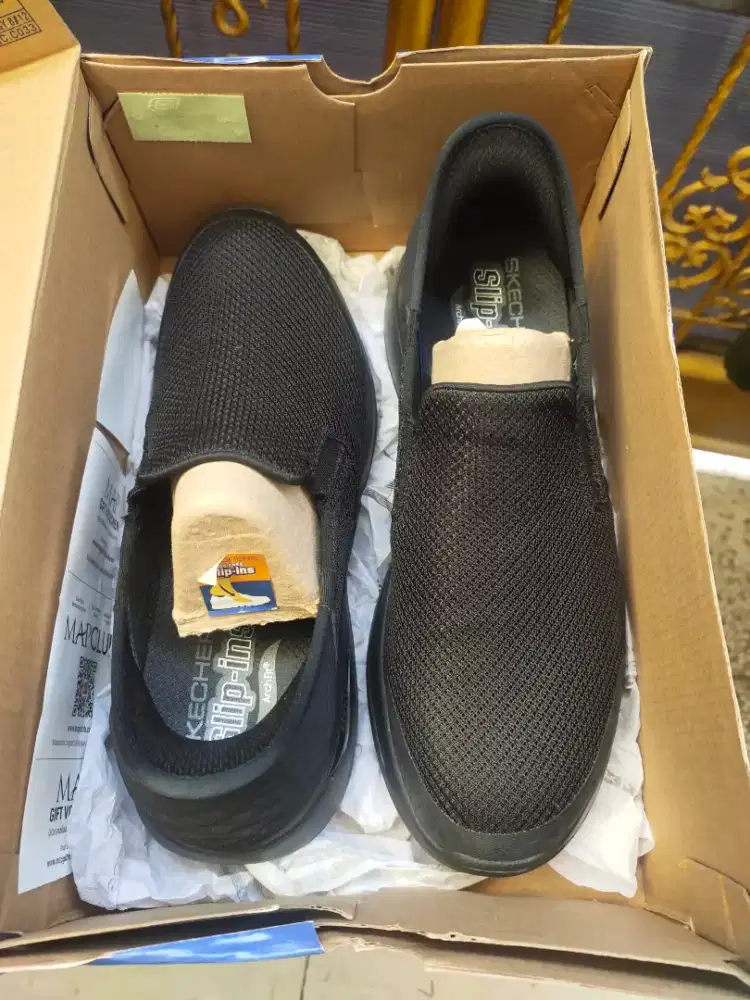 Sepatu merk Sketchers Slip In, Men's, Archt Fit, ukuran Eur 42/USA8.5