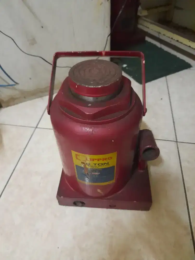 Dongkrak Lippro