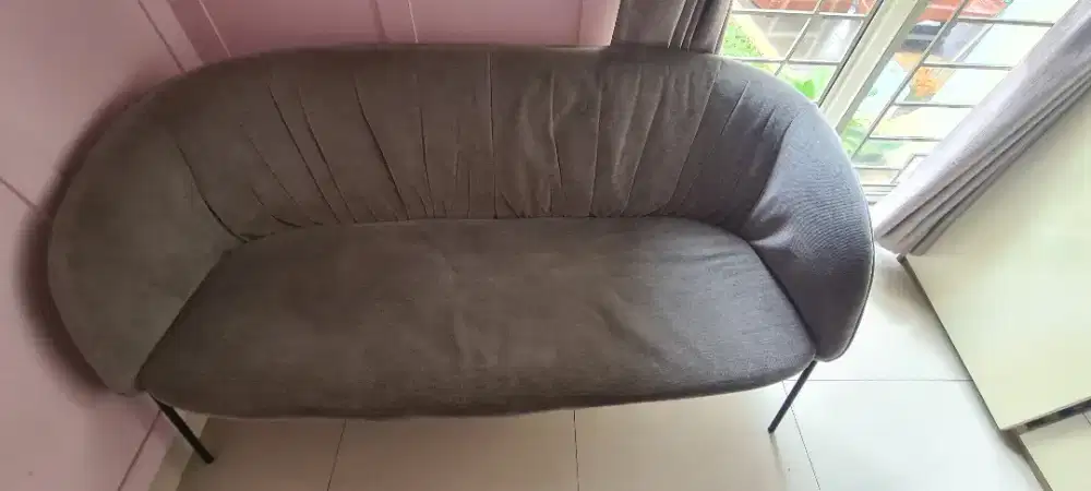 Sofa berwarna silver
