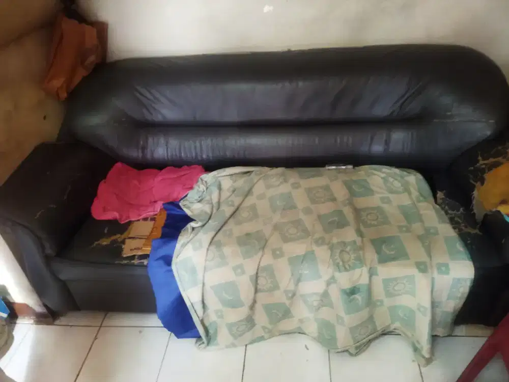 Jual Murah Sofa Hitam Apa Adanya (Cocok untuk Reparasi / Ganti Kulit)