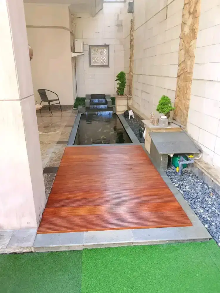Kolam kombinasi kaca dan taman