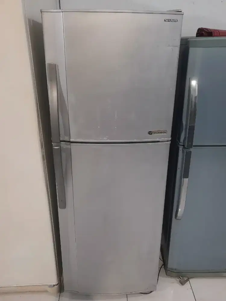 Kulkas 2 Pintu SHARP . Second . Normal . Siap Pakai