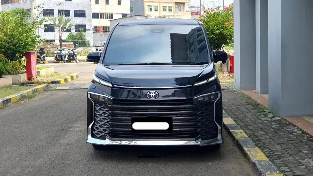 Km 18rb toyota voxy cvt tss 2023 ungu pajak panjang