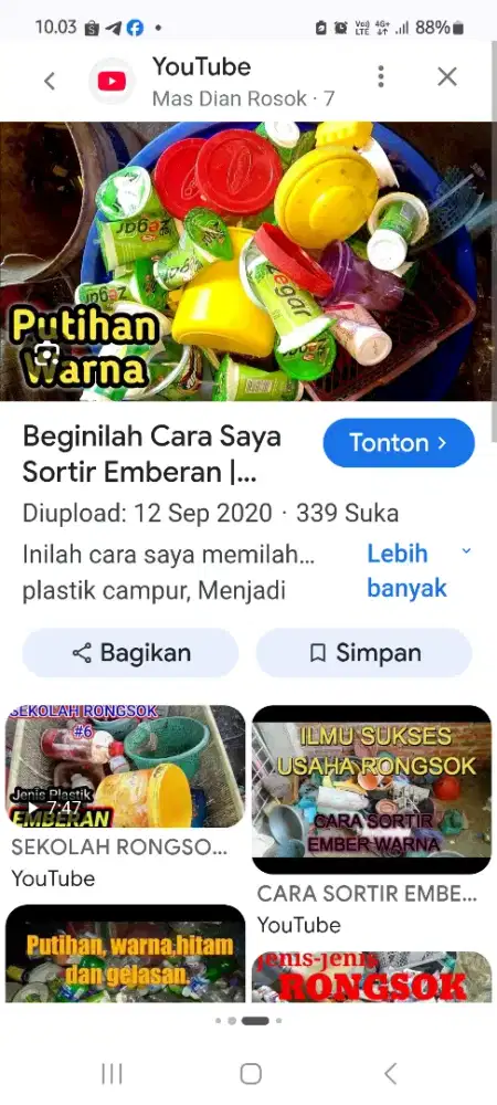 Wanita Sortir Plastik