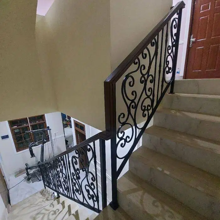 Railling tangga dan balkon rumah model besi tempa