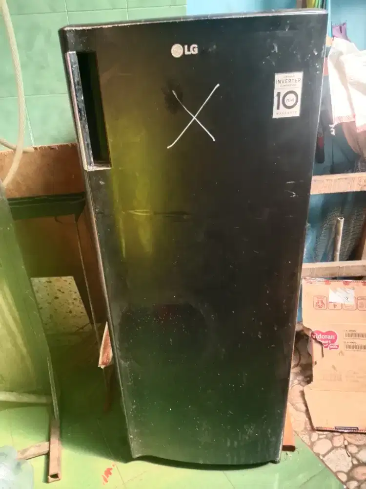 Kulkas LG freezer 1 pintu mati total kondisi masih bersih.