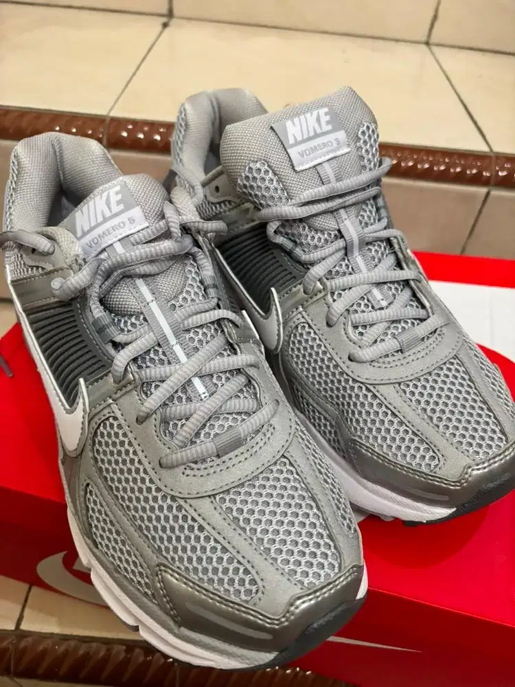 For sale sepatu Nike Zoom Vomero 5 (BNIB)