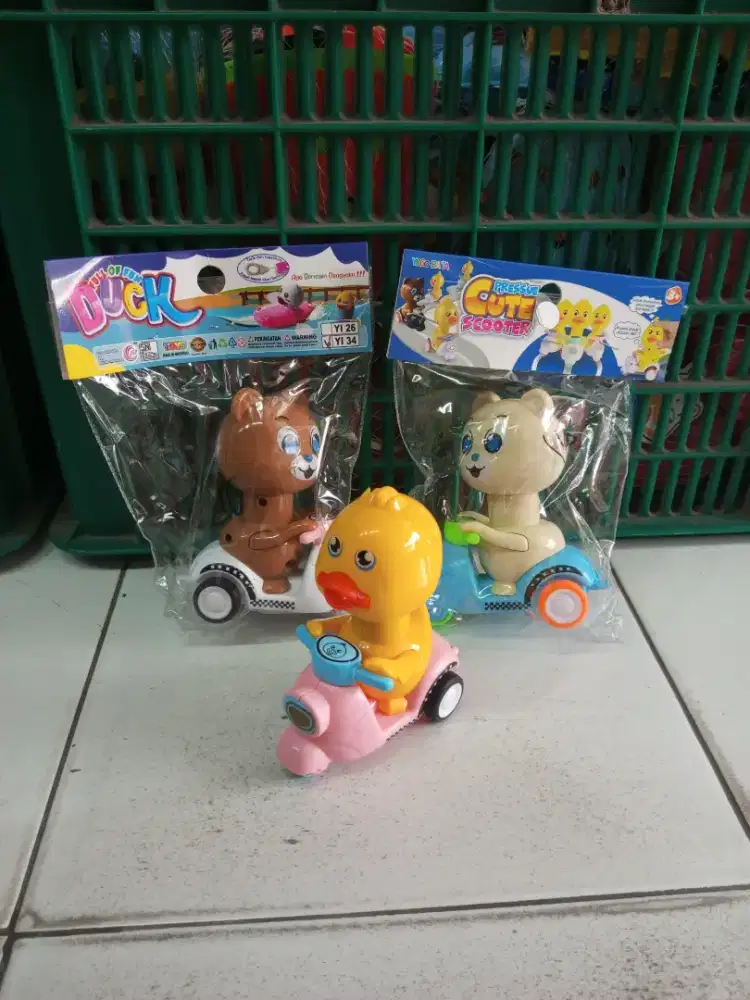 Mainan anak bebek vespa pencet