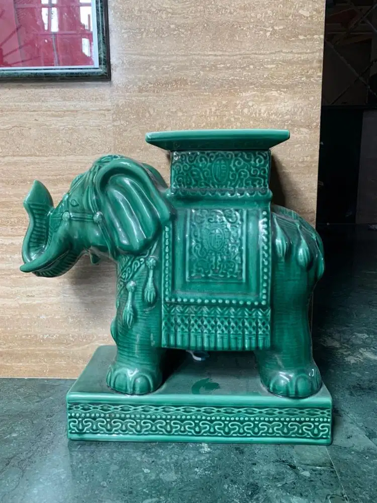 Kursi bangku patung gajah duduk keramik barang antik vintage
