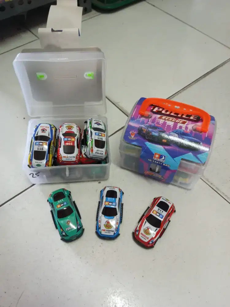 Mainan anak mobil polisi isi 12