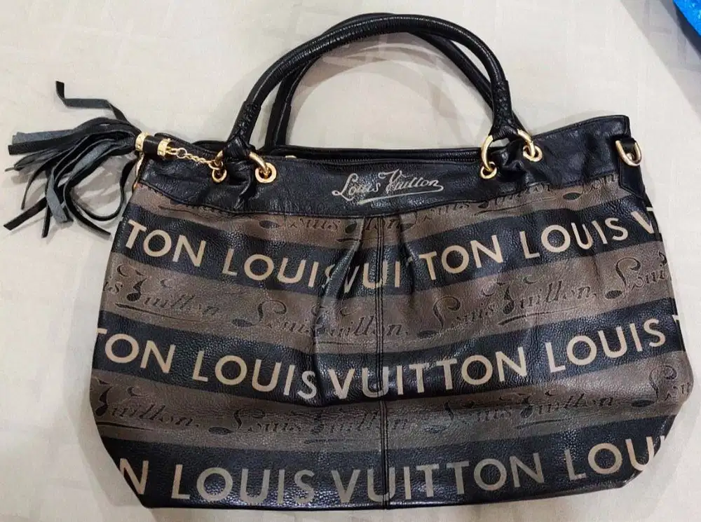 Tas Louis Vuitton coklat hitam