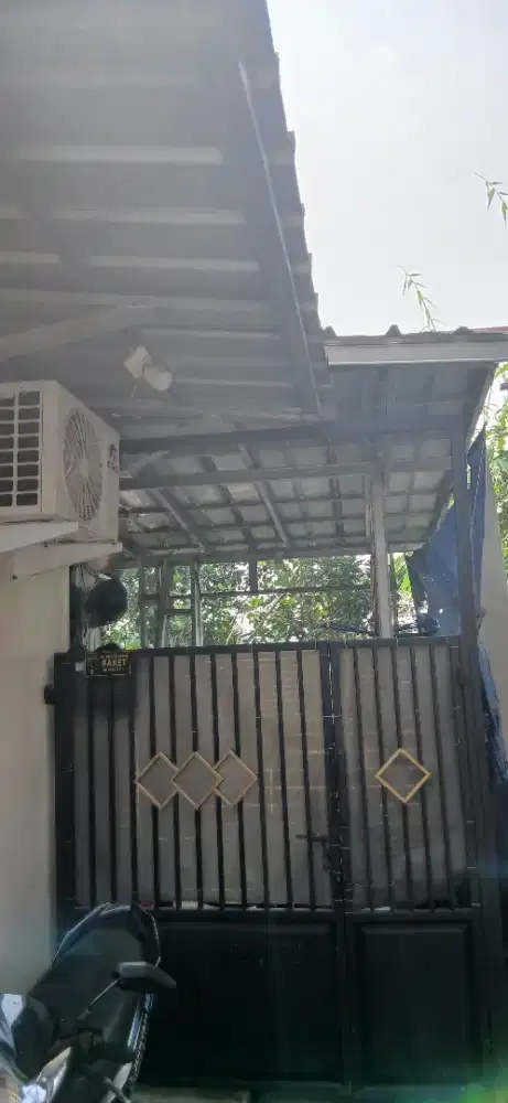 Di jual rumah 1 lantai dan ada tanah halaman samping dan belakang
