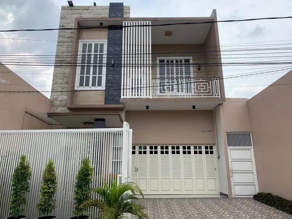Rumah Cantik Baru Minimalis 2 lantai nol jalan raya