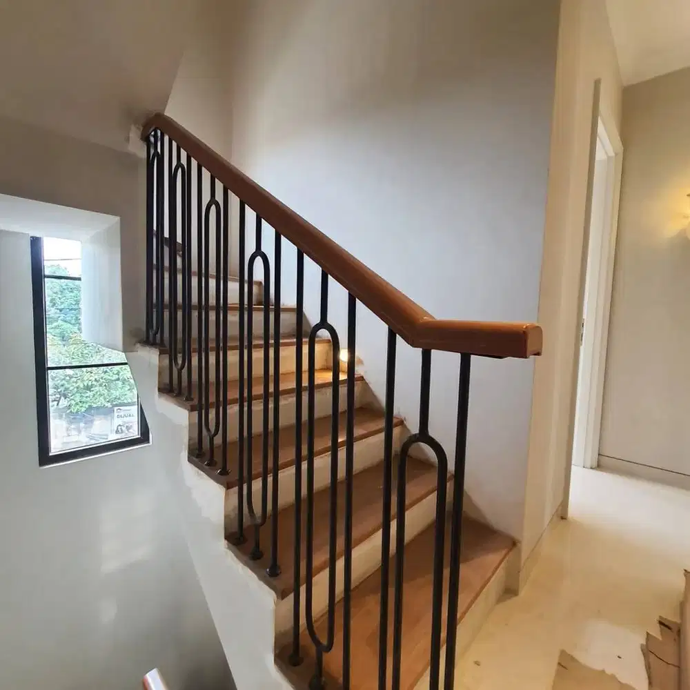Railling tangga besi tempa kombinasi handrail kayu
