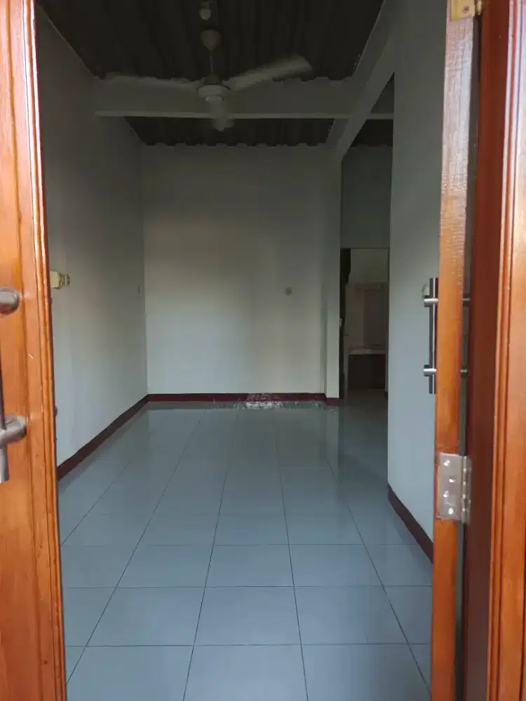 Disewakan Rumah Dalam Gang 2Lt.
