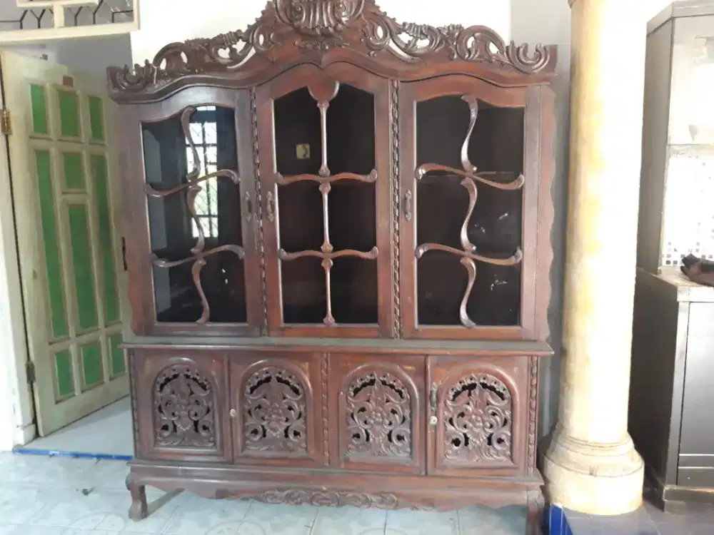 Lemari kaca bahan jati premium