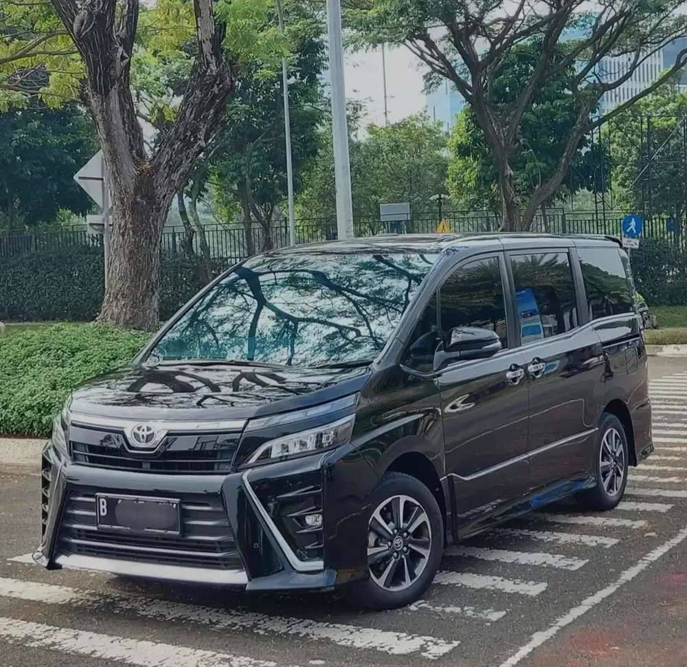 TOYOTA VOXY 2.0 AT 2018 LOW KM SUPER ISTIMEWA!!