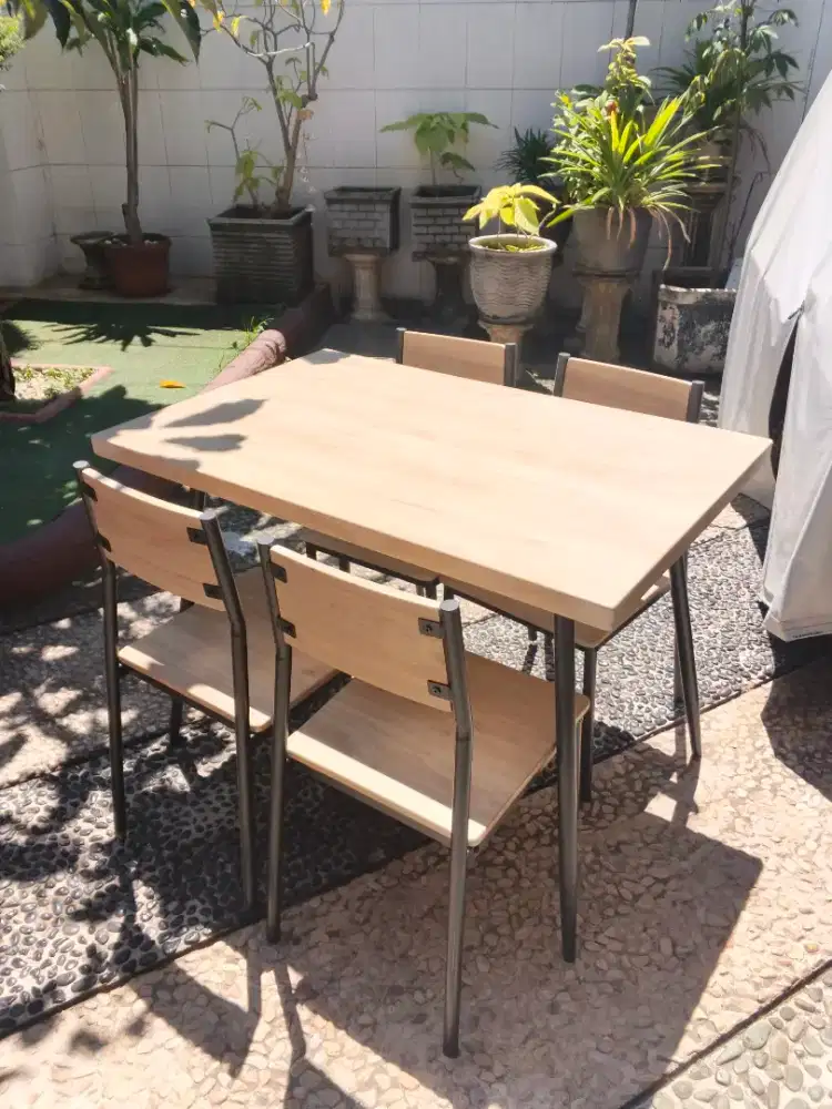 Meja kursi makan set beli di informa, depot, cafe dll