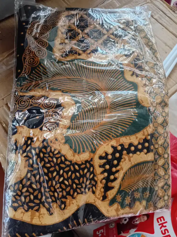 Kain batik corak cokelat hitam