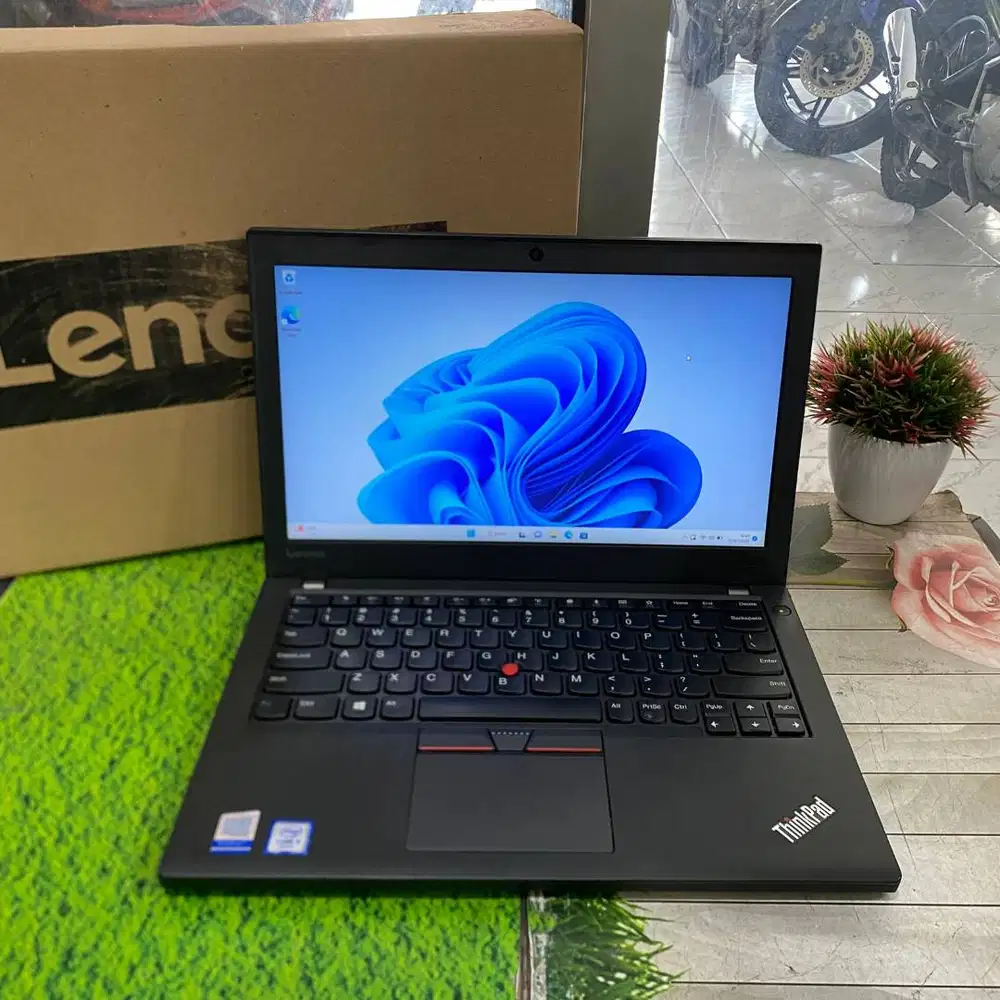 New Lenovo Thinkpad X270 Core i5-6300U 8GB 256GB 12,5 Touchscreen