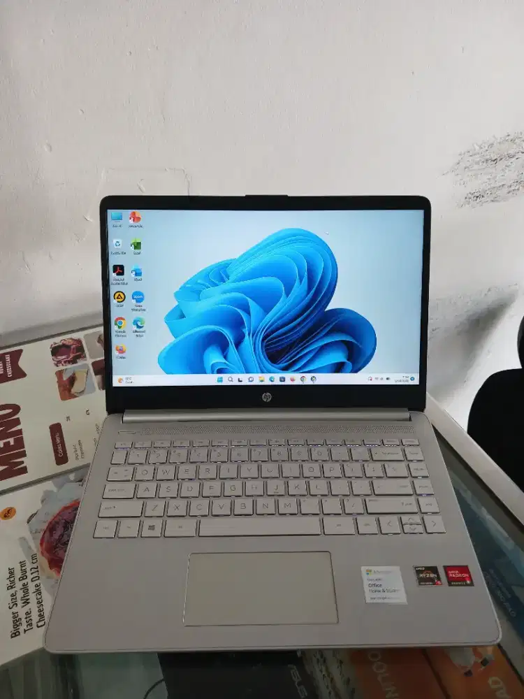 Laptop HP 14s Amd Ryzen 5 5500U ram 8 Ssd 512 Radeon graphics