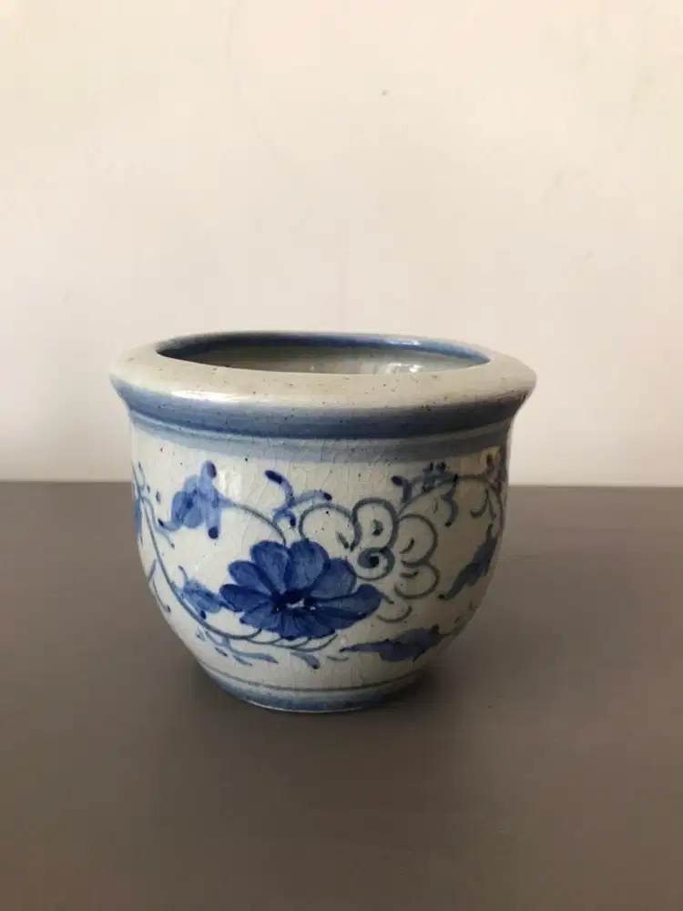 Vas kuno motif bunga biru
