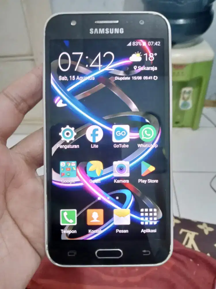 Samsung galaxy J5 2015 4G layar 5 inchi amoled