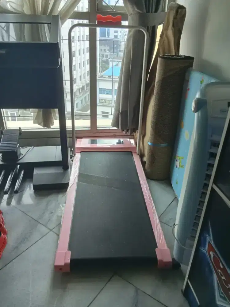 Treadmill pink kondisi seperti baru (harga msih bisa nego)