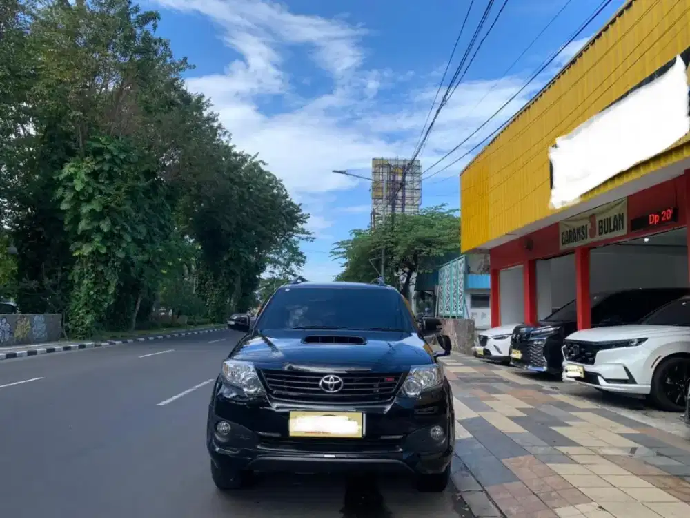 Fortuner 2.5 VNT TRD Diesel Manual 2015 Hitam KM Rendah pajero