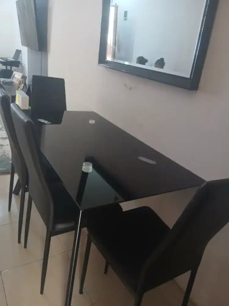 Meja makan kaca