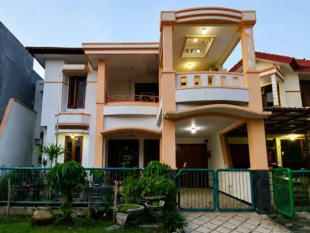 Murah Rumah 2 lantai di Dharmahusada Regency Surabaya Timur