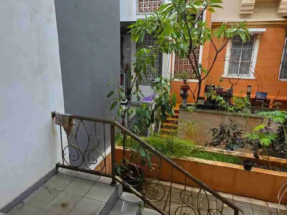DIJUAL rumah 2 lt 8 x 18 m2 di Bukit Mediterania Pik Cluster D, Shm hadap selatan ada 4+1 kt 3+1 km semi furniture, standard developer, Survey & nego yuk!