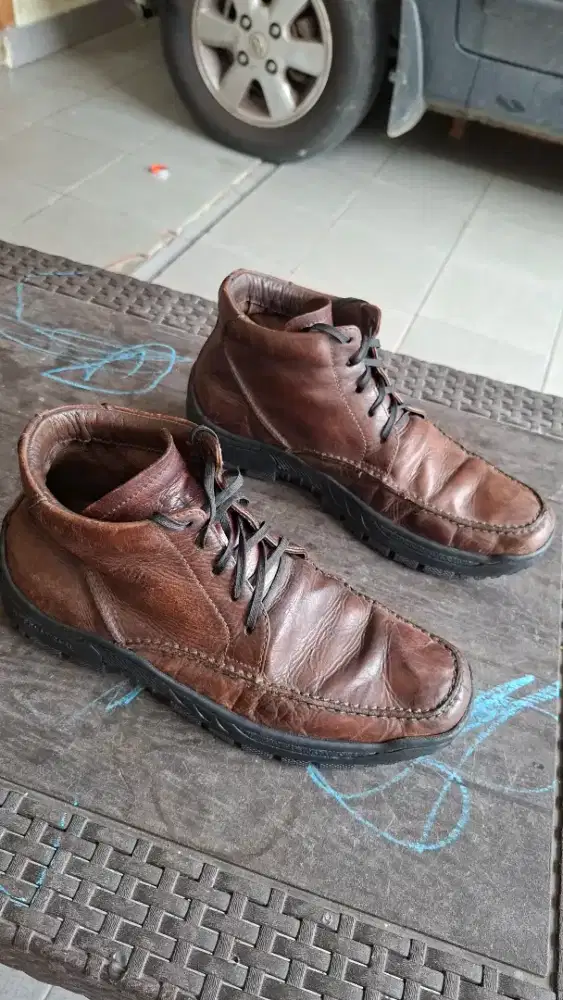 Sepatu boots merk Lois