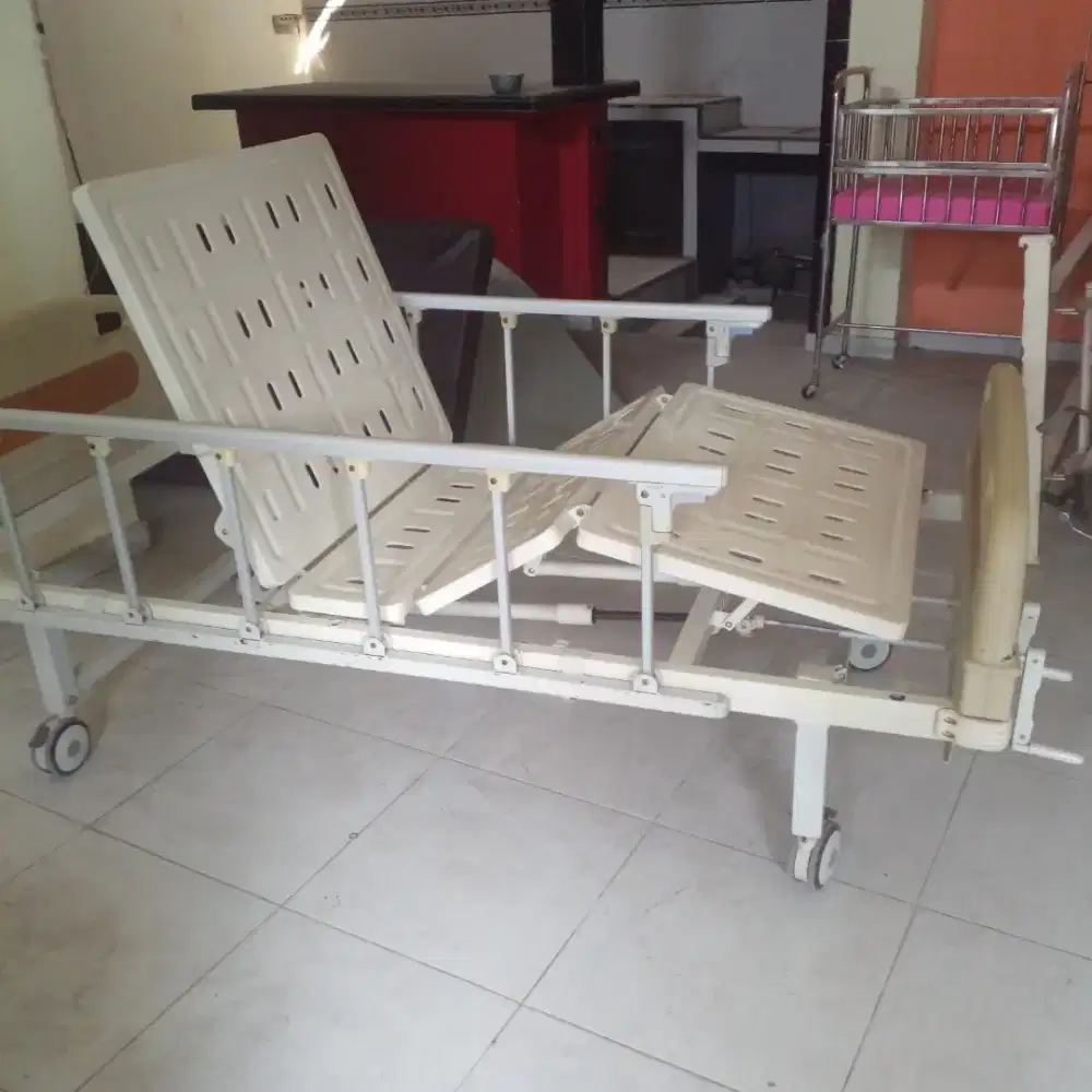 Ranjang pasien bekas
