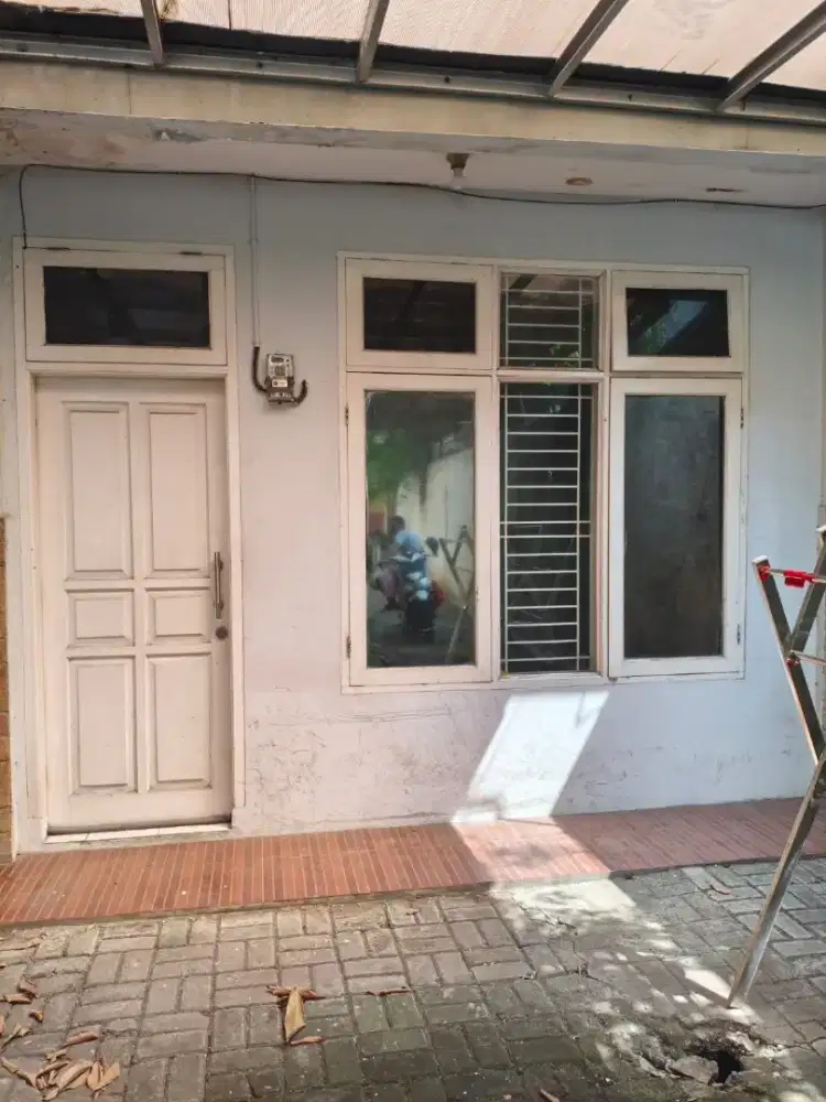 Disewakan rumah pinggir jalan pertahun
