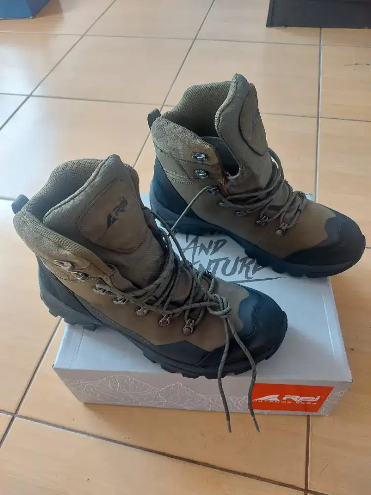 Sepatu Gunung Merk REI