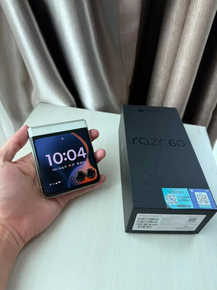 Motorola Razr 60 Putih