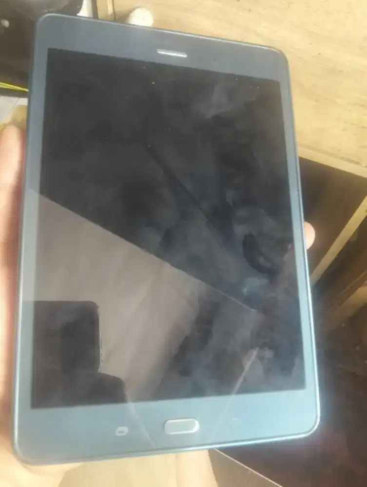Samsung tab a 8 kondisi matot battray mlembung.