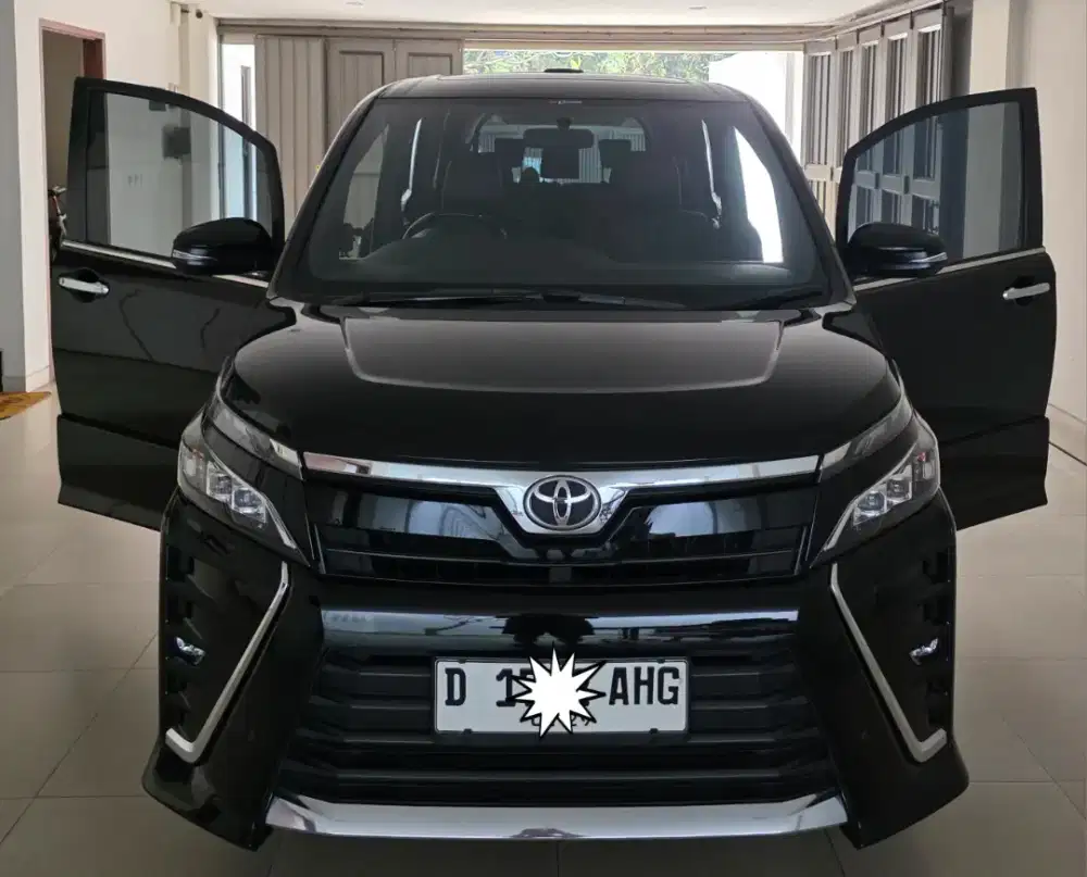 Toyota Voxy 2018 Black Low km