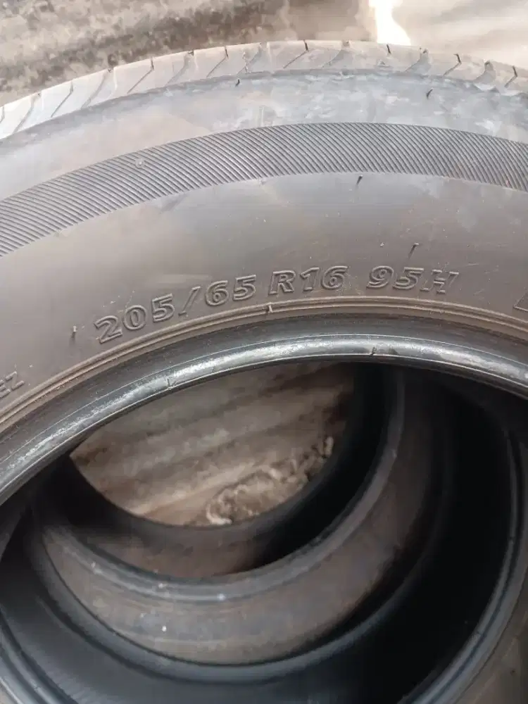 Ban mobil bekas R16