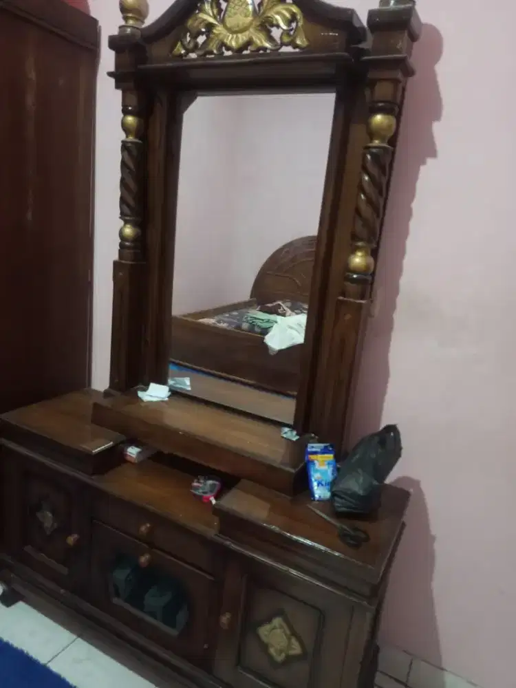 Dipan dan meja rias