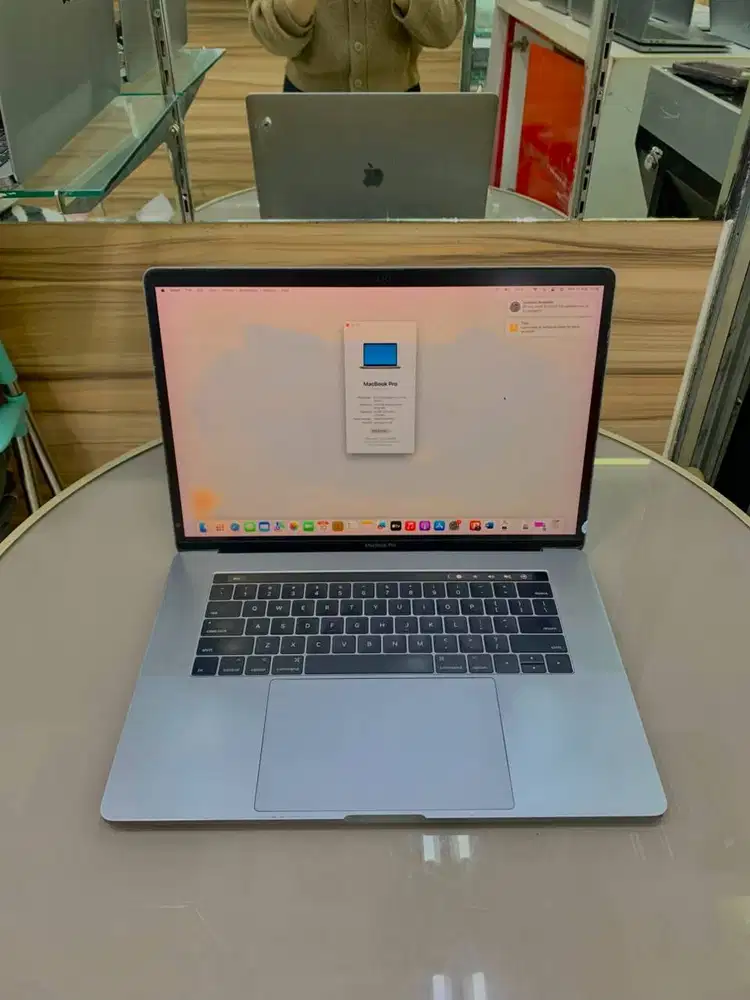 MACBOOK PRO 2017 CORE I7 16/256 LAYAR 15 INCH *DC