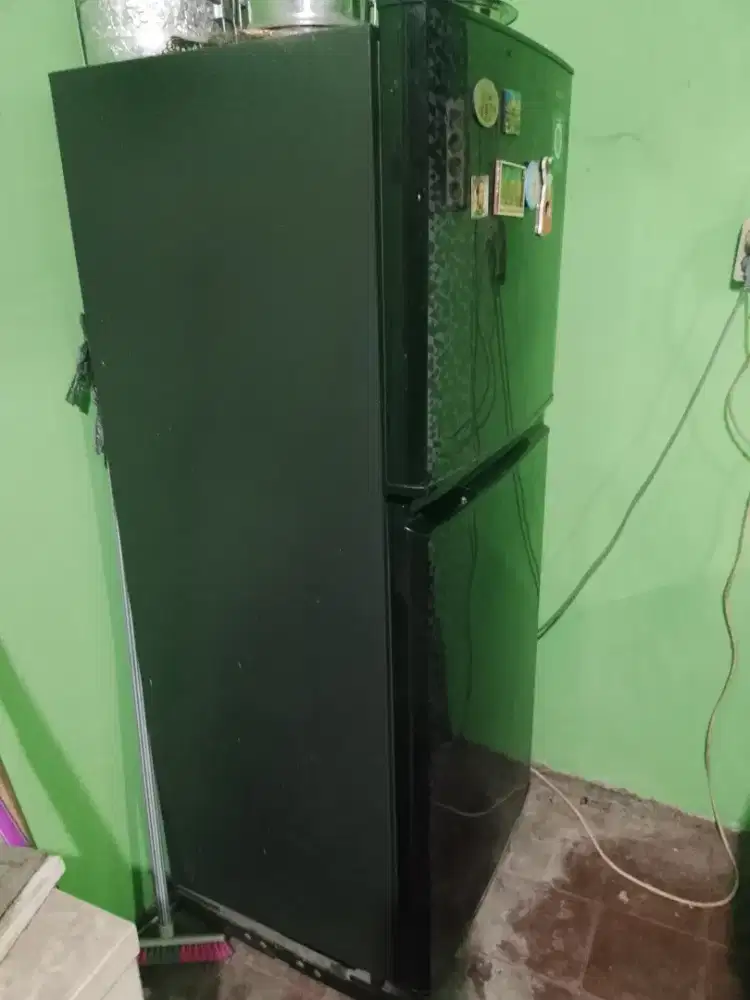 Di jual kulkas sharp 2 pintu LIKE NEW