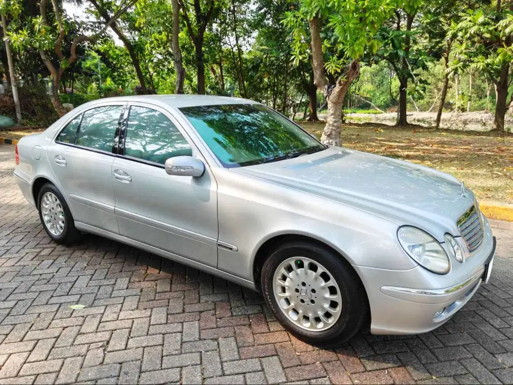 Mercy E260 AT Silver Tahun 2004 Mercedes Benz E-Class AT Kondisi Mulus