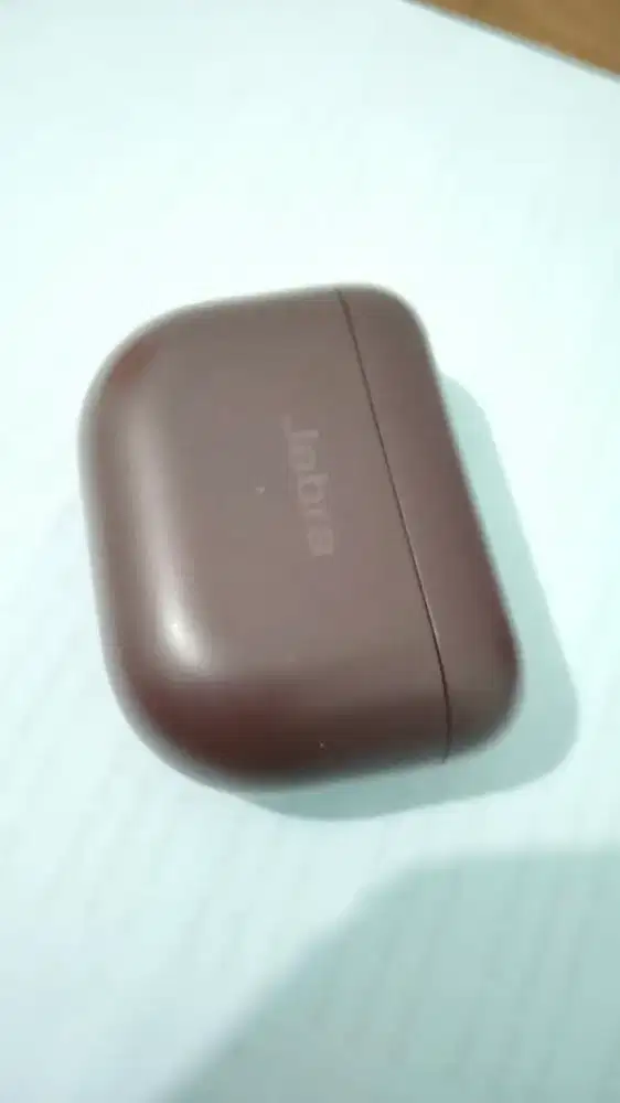 Charging case dari earbud nirkabel Jabra Elite 10 Gen 2) cocoa