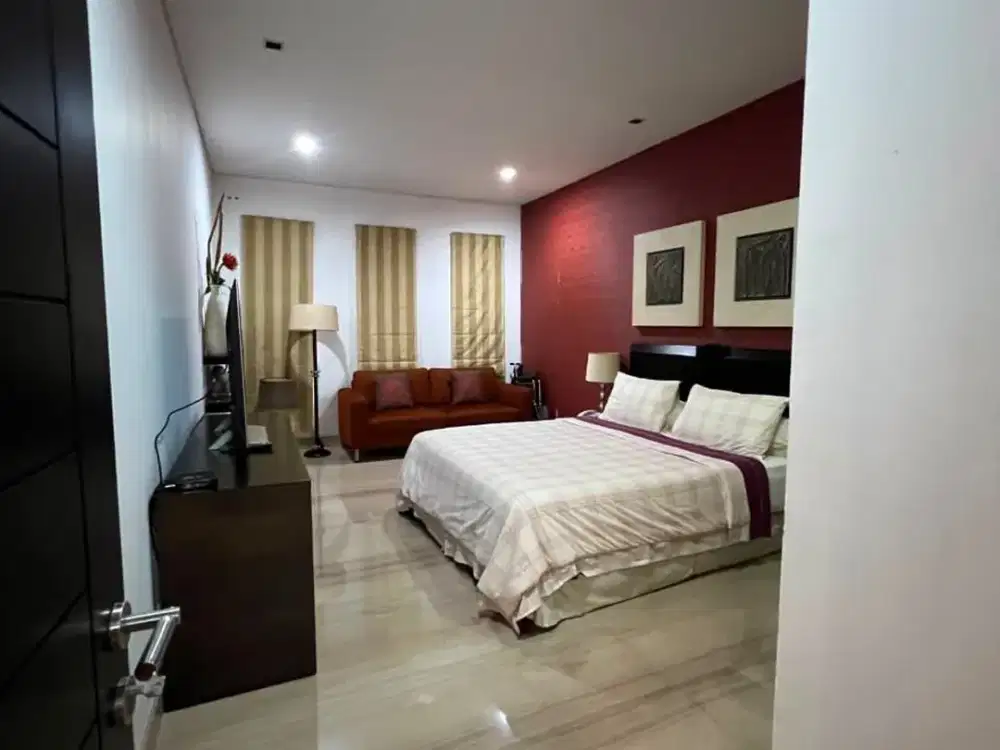 Rumah Graha Famili , Marmer & Swimming Pool • Lantai Marmer • Semi Furnish